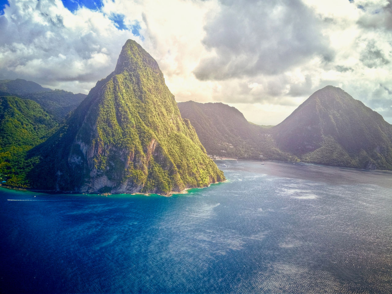 Blick auf die bergige Küste von Gros Piton im St. Lucia Urlaub auf der karibischen Trauminsel